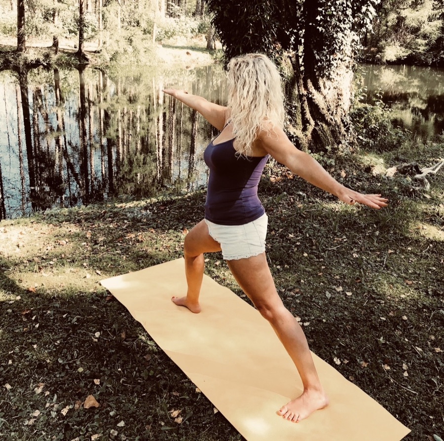 Heidi bei einer Yogaübung in der Natur